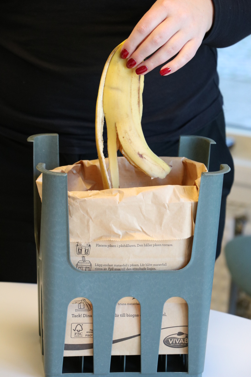 Han som lägger i ett bananskal i matavfallspåsen