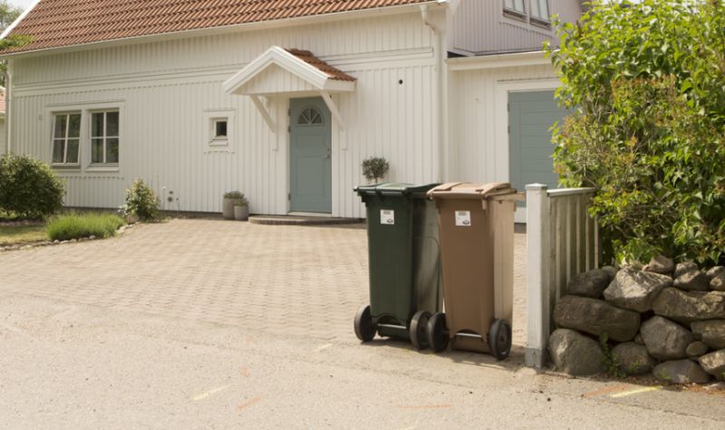 Kärl vid tomtgräns inför tömning